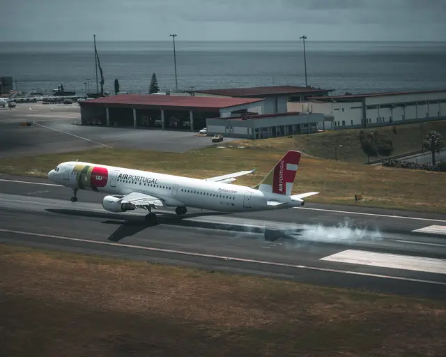 Blick vom Aussichtspunkt auf die Landebahn, Airport Funchal