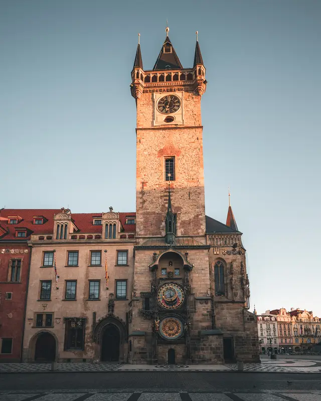 Goldenes Morgenlicht über den alten Gassen