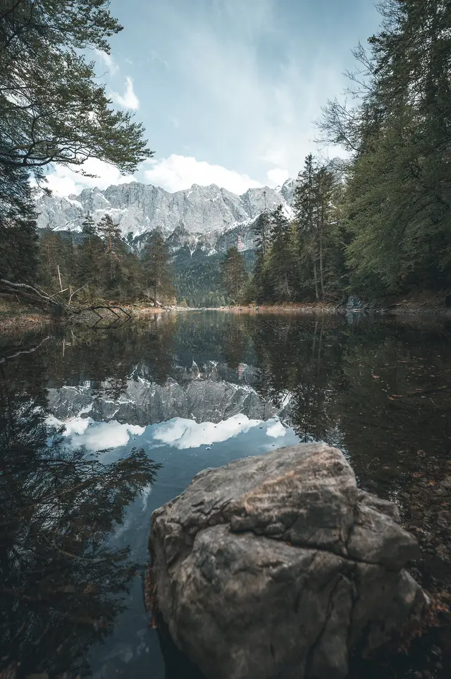 Wenn die Berge still werden und der See alles widerspiegelt