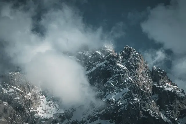 Wolken ziehen, Fels bleibt