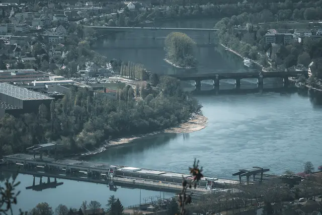 Der Fluss zieht ruhig durch die Stadt