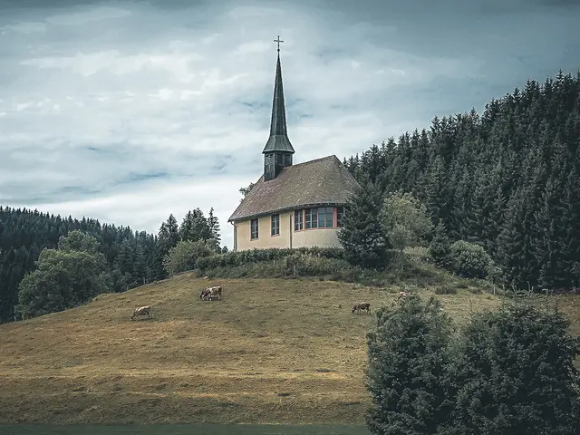 Ein Hügel, eine kleine Kirche