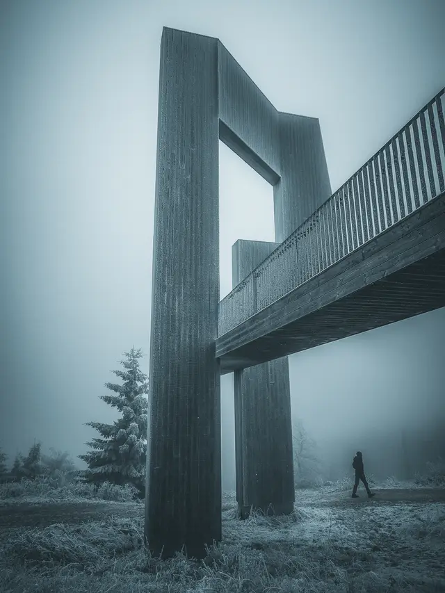 Zwischen Beton und Nebel