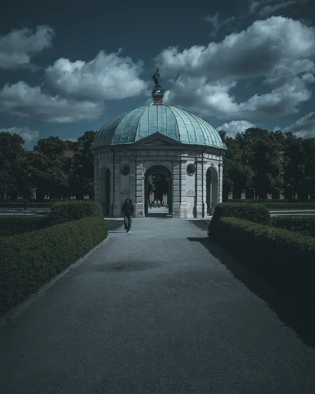 Symmetrie der Stille im Hofgarten